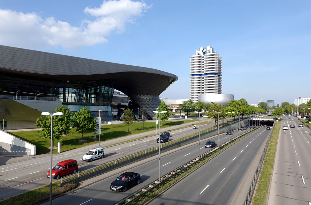Мюнхен. Вид на штаб-квартиру и музей BMW со стороны Олимпийского парка