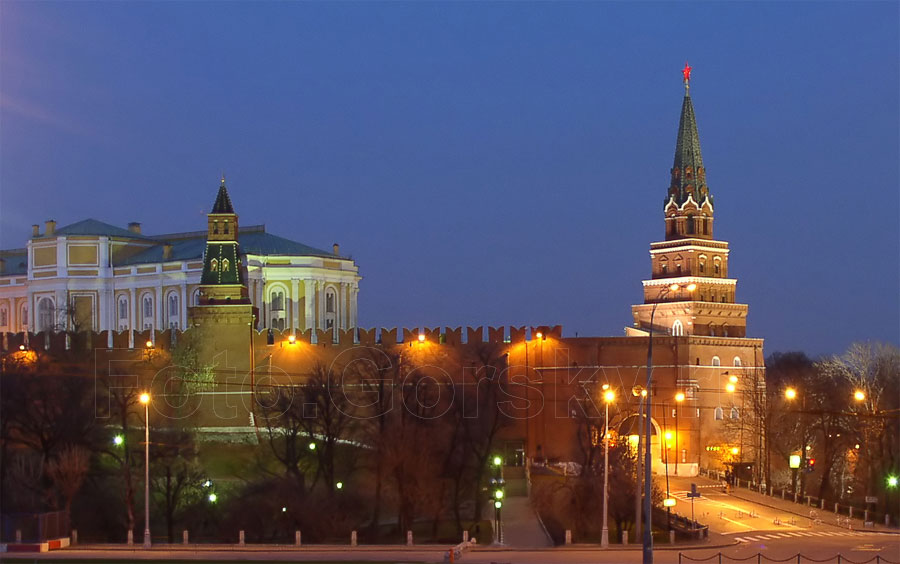 Город. Москва, Кремль, Боровицкая и Оружейная (слева) башни вечером. OLYMPUS C-4000 ZOOM